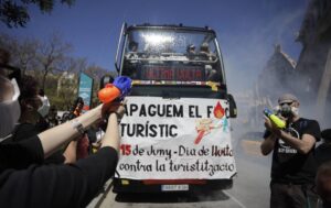 Tourists go home: Dozens of people paralyze a tourist bus in Barcelona with water pistols