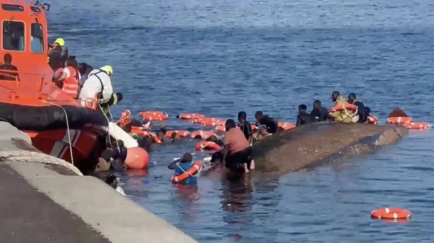 Tragedy on El Hierro: At least five dead and a baby missing after a cayuco capsized in the port of La Restinga