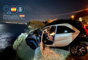 In Alicante, the National Police rescued the driver of a car that was about to fall into the depths at the edge of a precipice