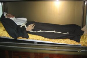 The story of Sister Úrsula, the nun whose incorruptible body is kept in a convent in Alicante more than 300 years after her death.