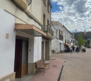 Free house & 15,000 euros: Castellolí in the province of Barcelona develops plan to combat rural exodus